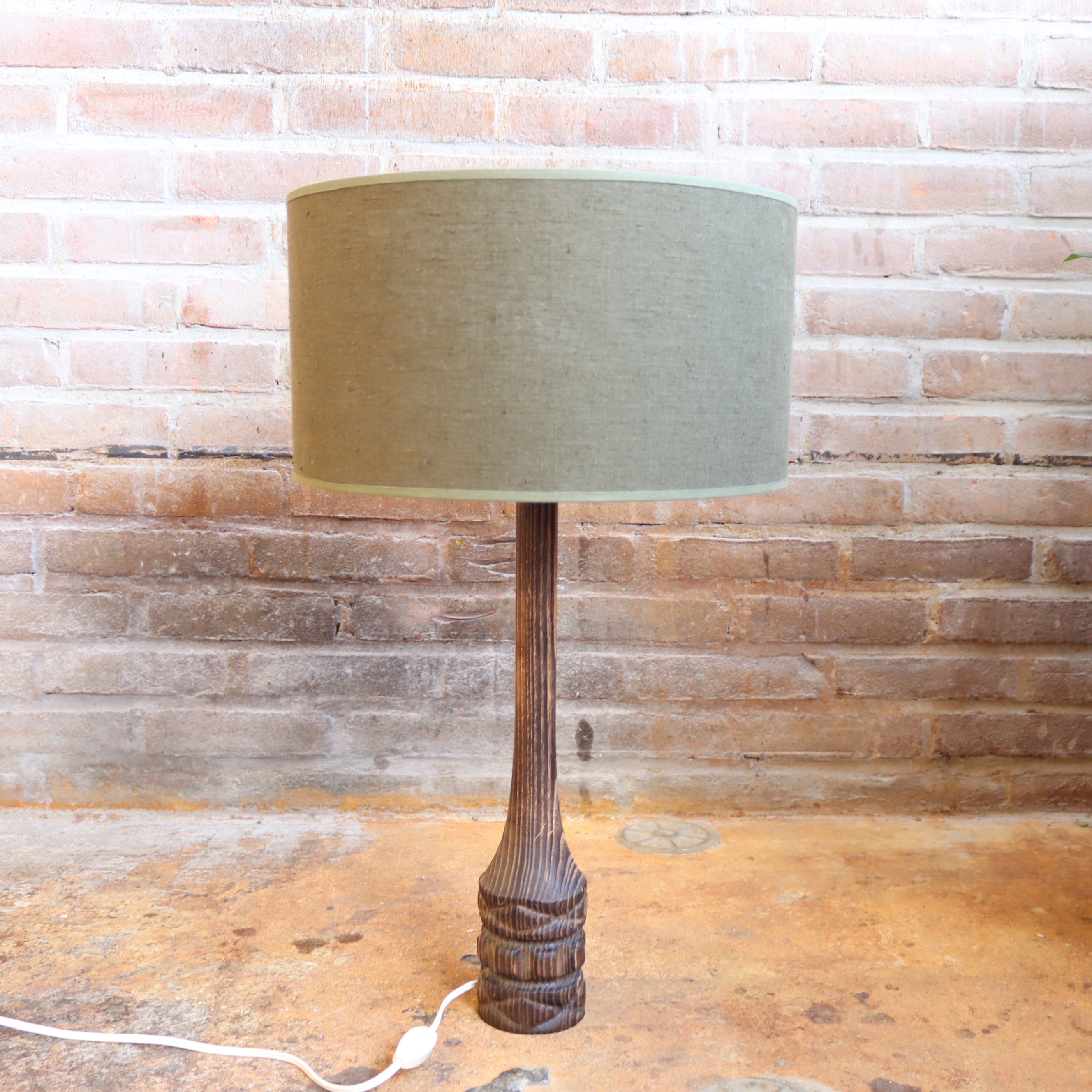Vintage houten lamp voet met donker groene lampenkap
