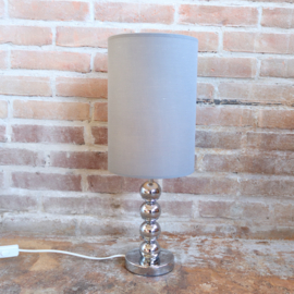 Chroom kleurig zilver bollen tafel lamp met kap
