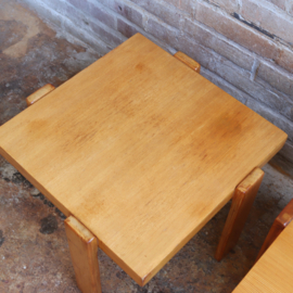 Set van twee vintage bijzettafels licht hout