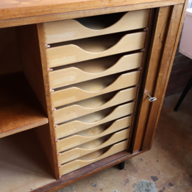 Vintage dressoir  roldeur met kleine vakjes