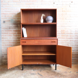 Vintage boekenkast dicht en open