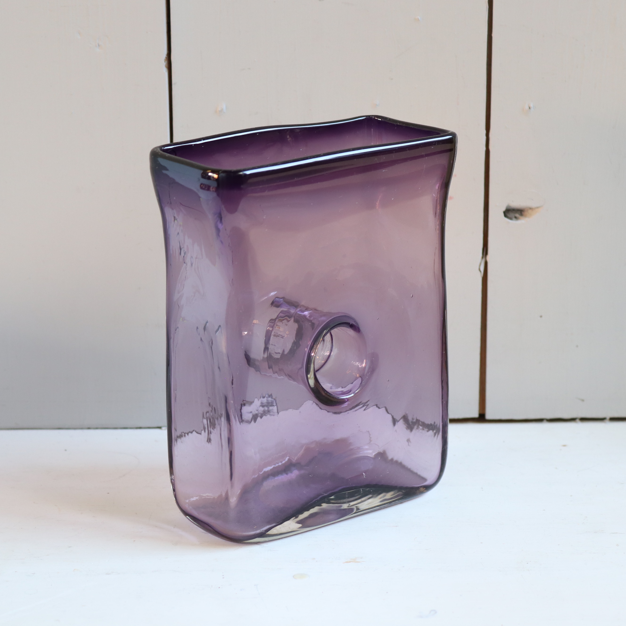 Vintage vaas glas met gat vierkant paars