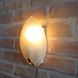 Vintage wandlamp melkglas messing blad vorm