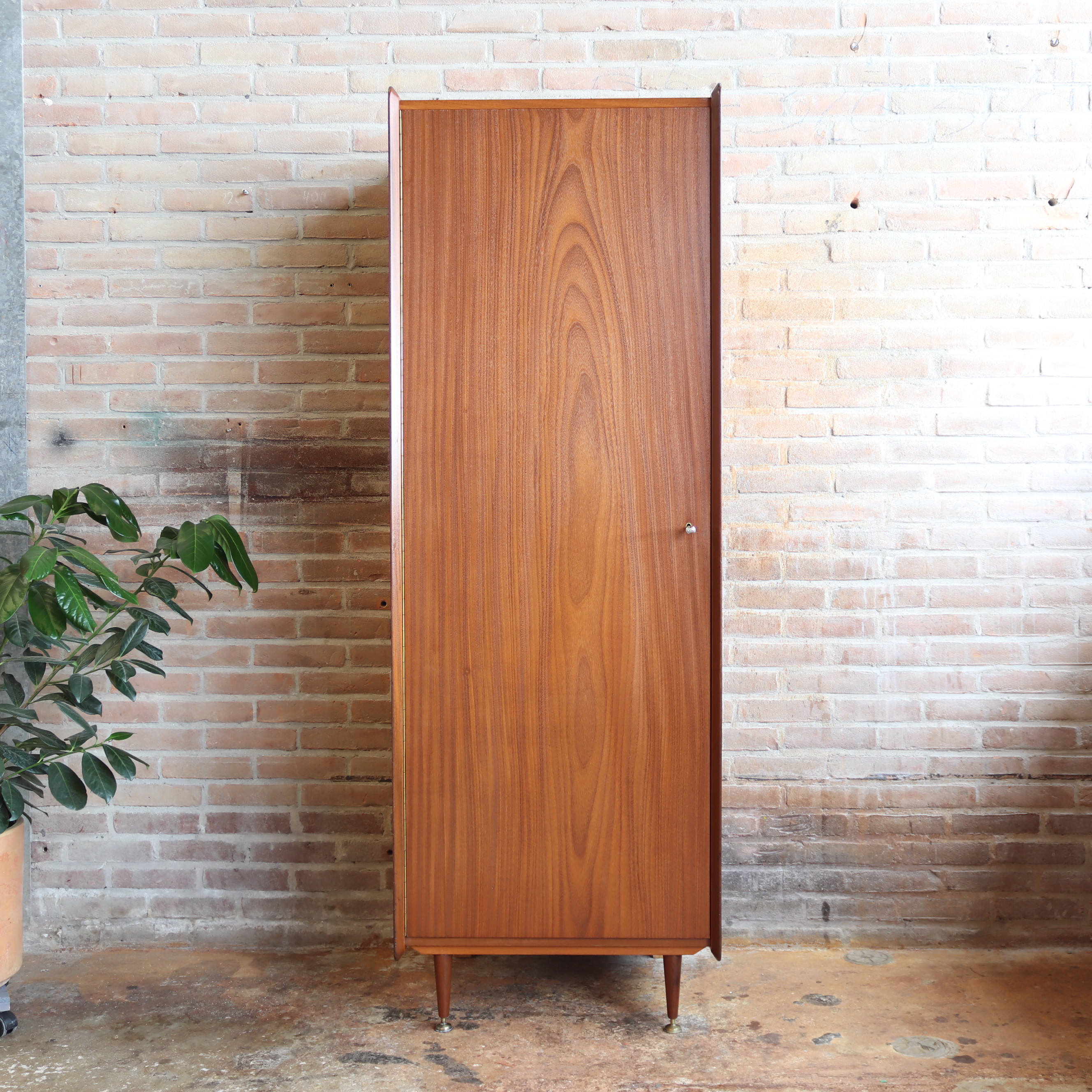 Vintage kledingkast jaren 70 leg planken smal teak design