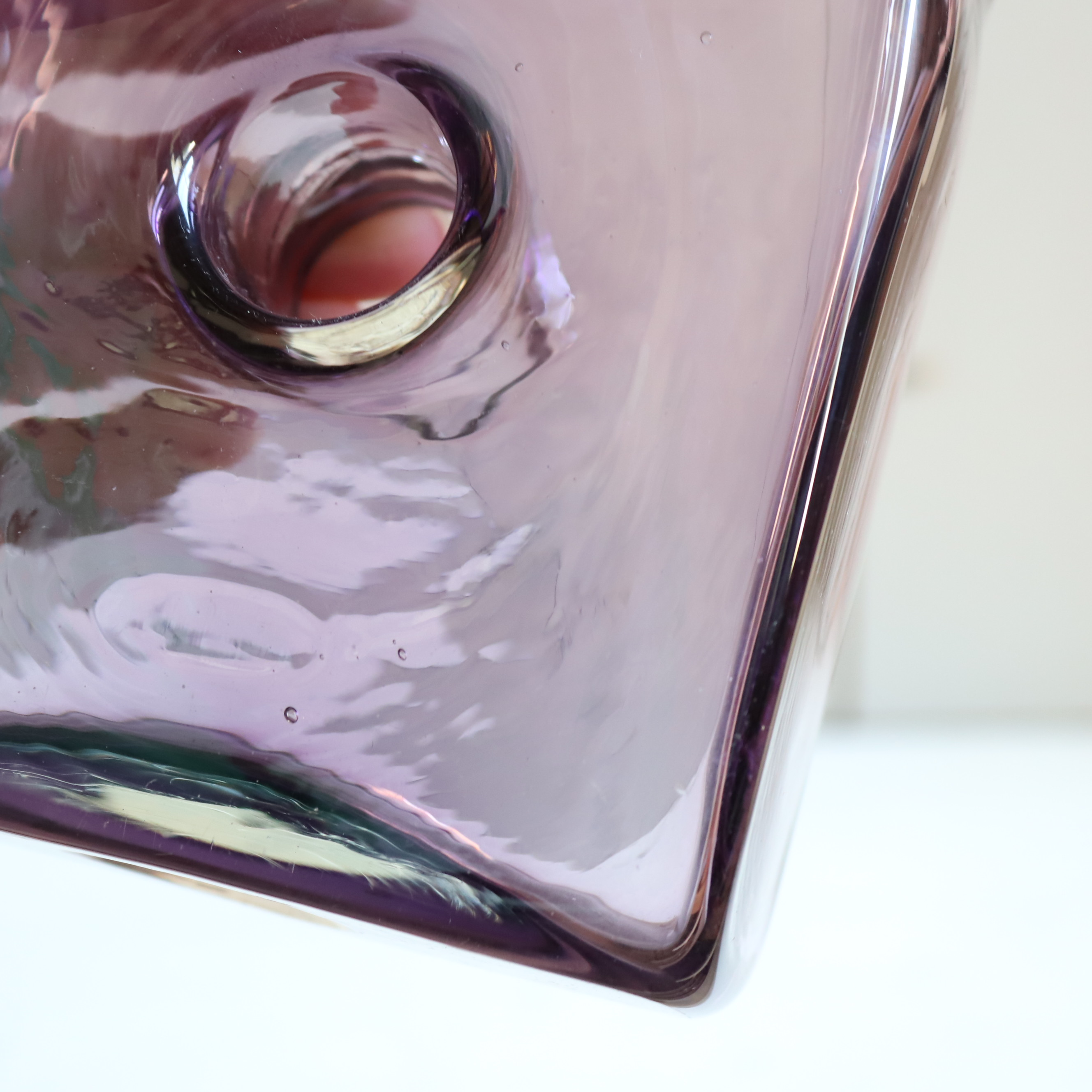 Vintage vaas glas met gat vierkant paars