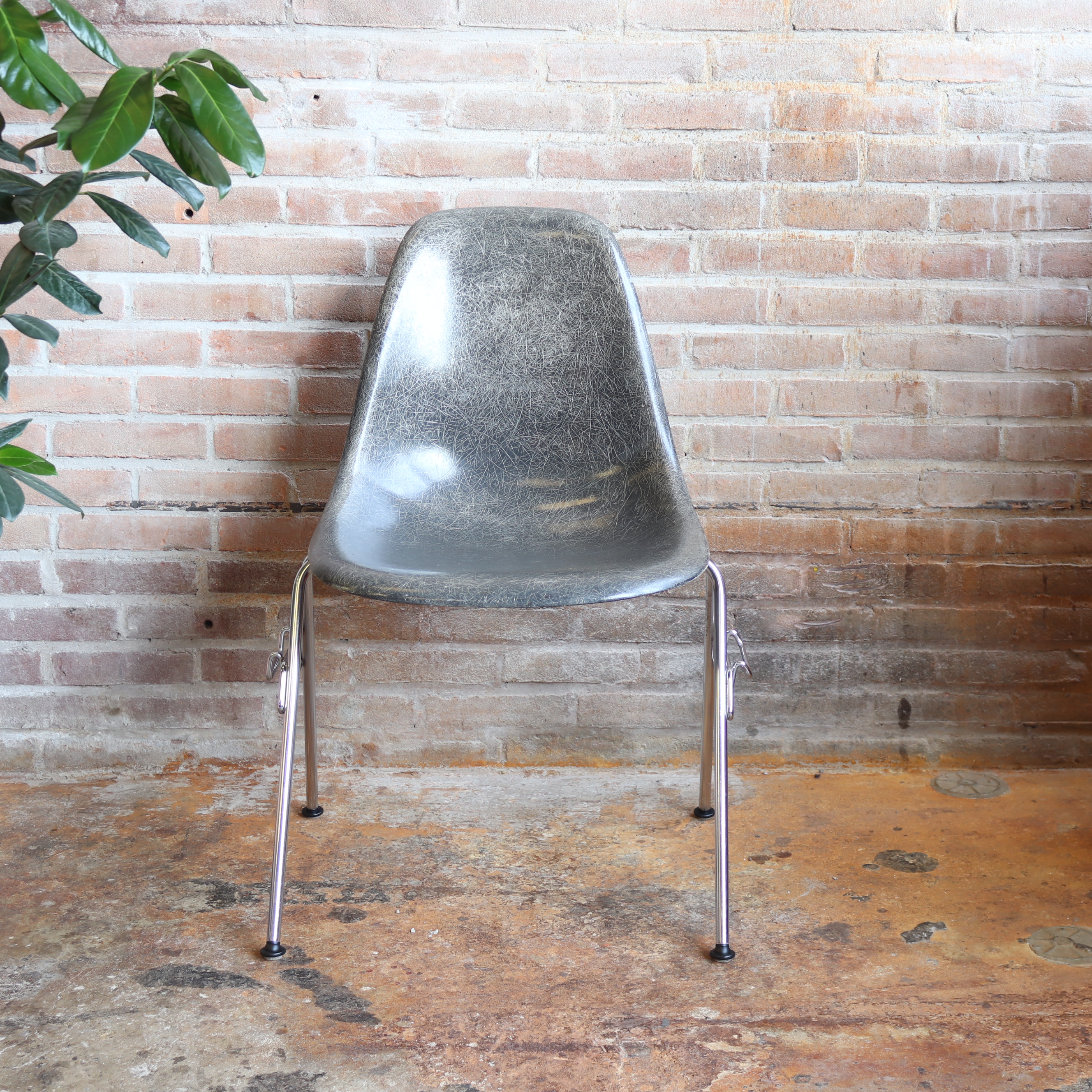 Vintage Eames fiberglas stoel grijs