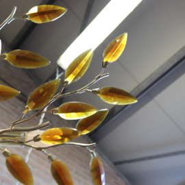 Planfondlamp met messing en kristallen blaadjes oranje
