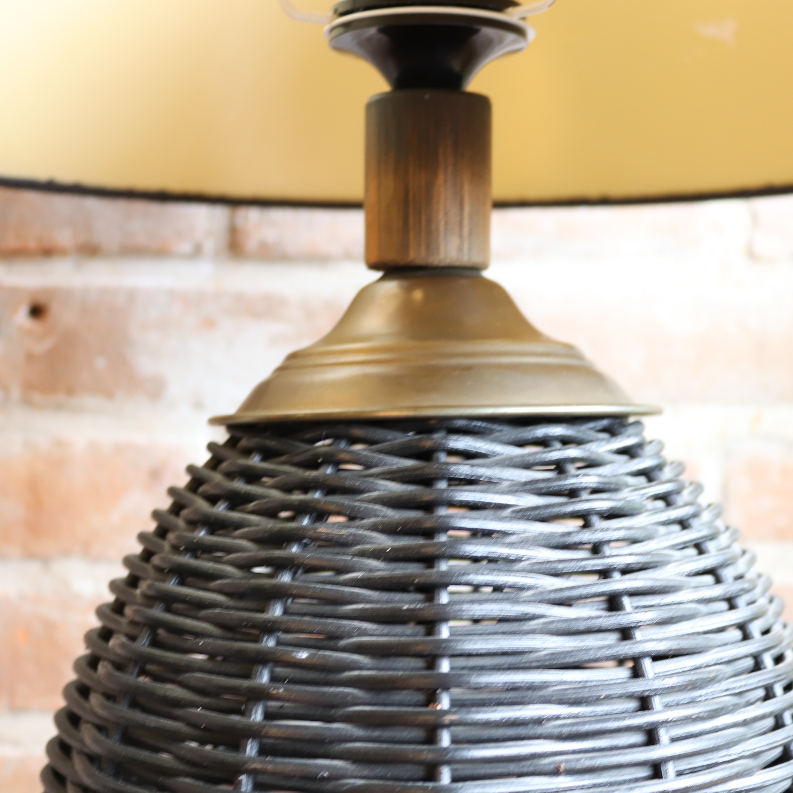 Vintage rotan lamp donker grijs messing detail