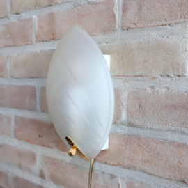 Vintage wandlamp melkglas messing blad vorm