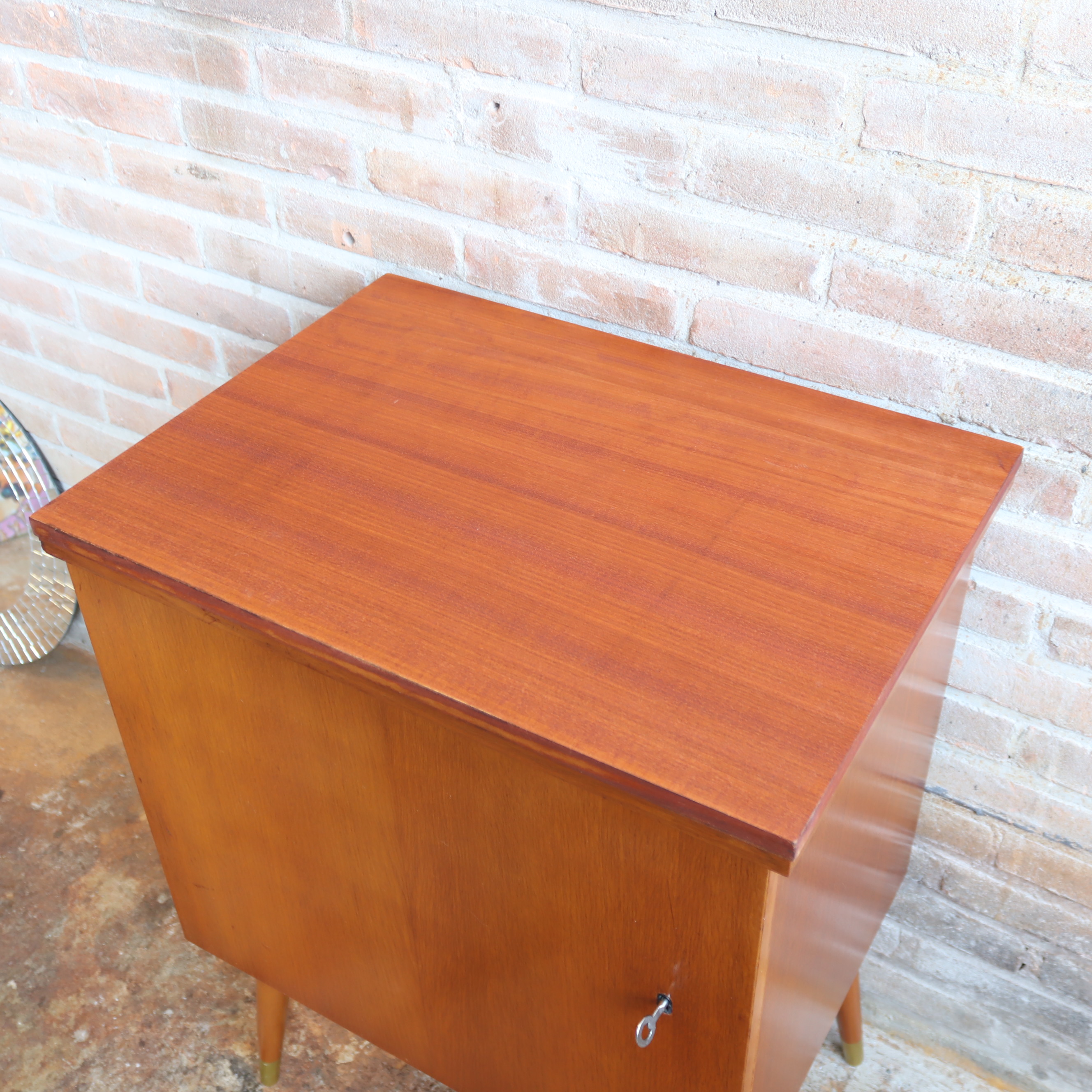Vintage kast platenspeler (oud naaikastje)