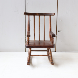 Vintage poppen schommelstoel