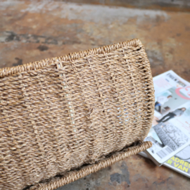 Vintage rotan lectuurmand met metalen handvaten