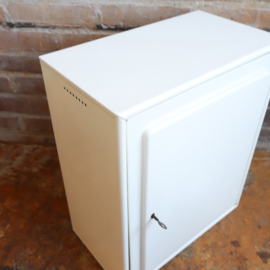 Vintage medicijn kastje metaal