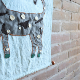 Vintage wandkleed blauw met hondje kinderkamer