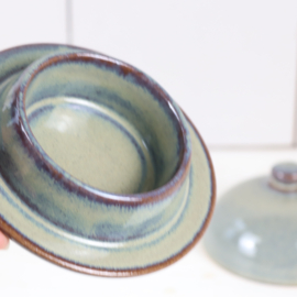 Vintage aardewerk botervloot rond