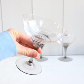 Vintage glazen coupe glazen met rookglas gedraaid voetje