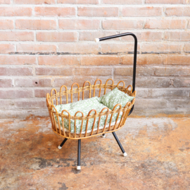 vintage  poppenwieg rotan jaren 70