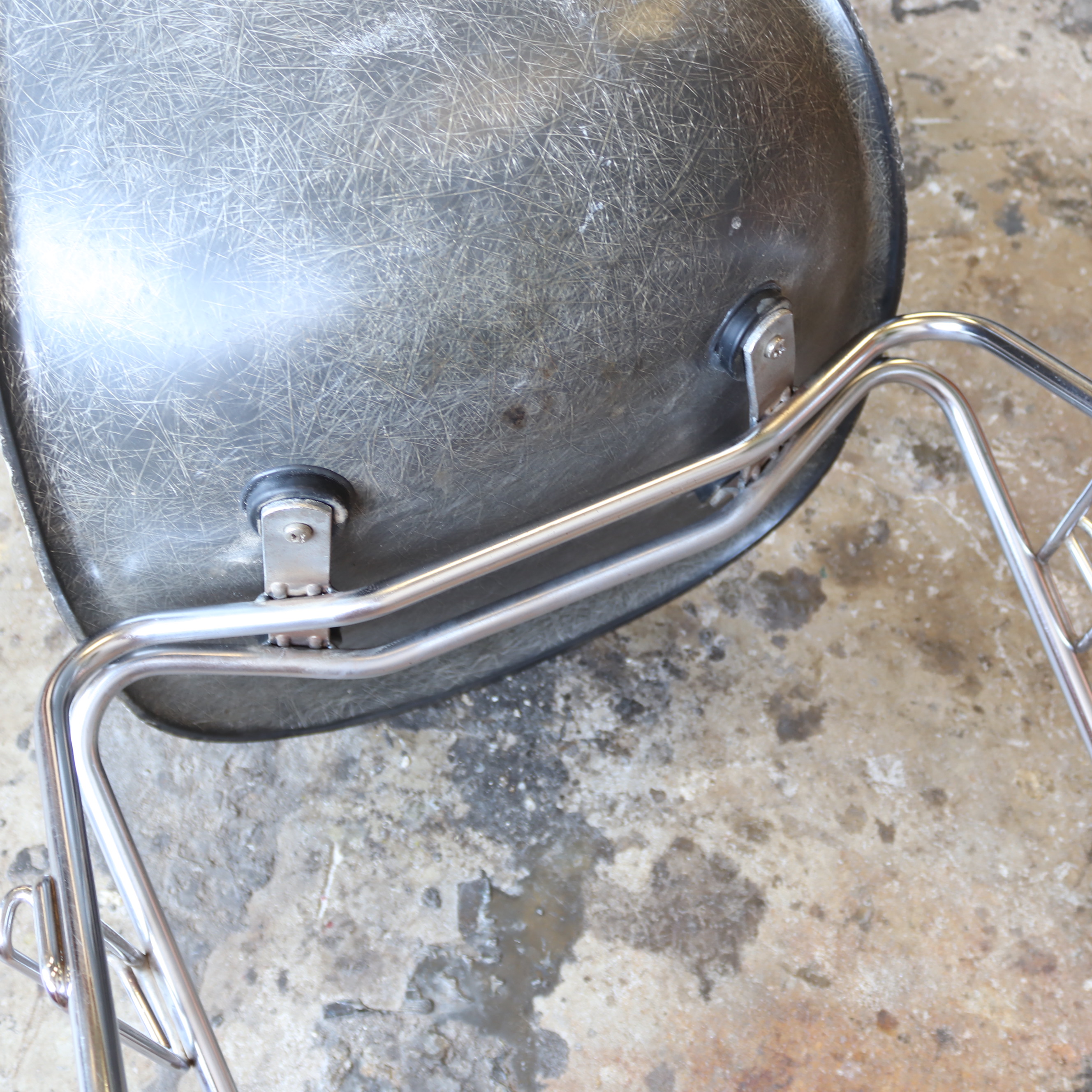 Vintage Eames fiberglas stoel grijs