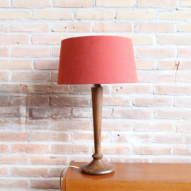 Vintage houten lamp voet met rode lampenkap