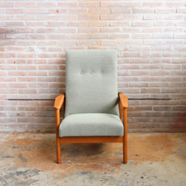 Vintage fauteuil gestoffeerd in groen