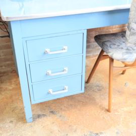 Vintage industrieel bureau blauw