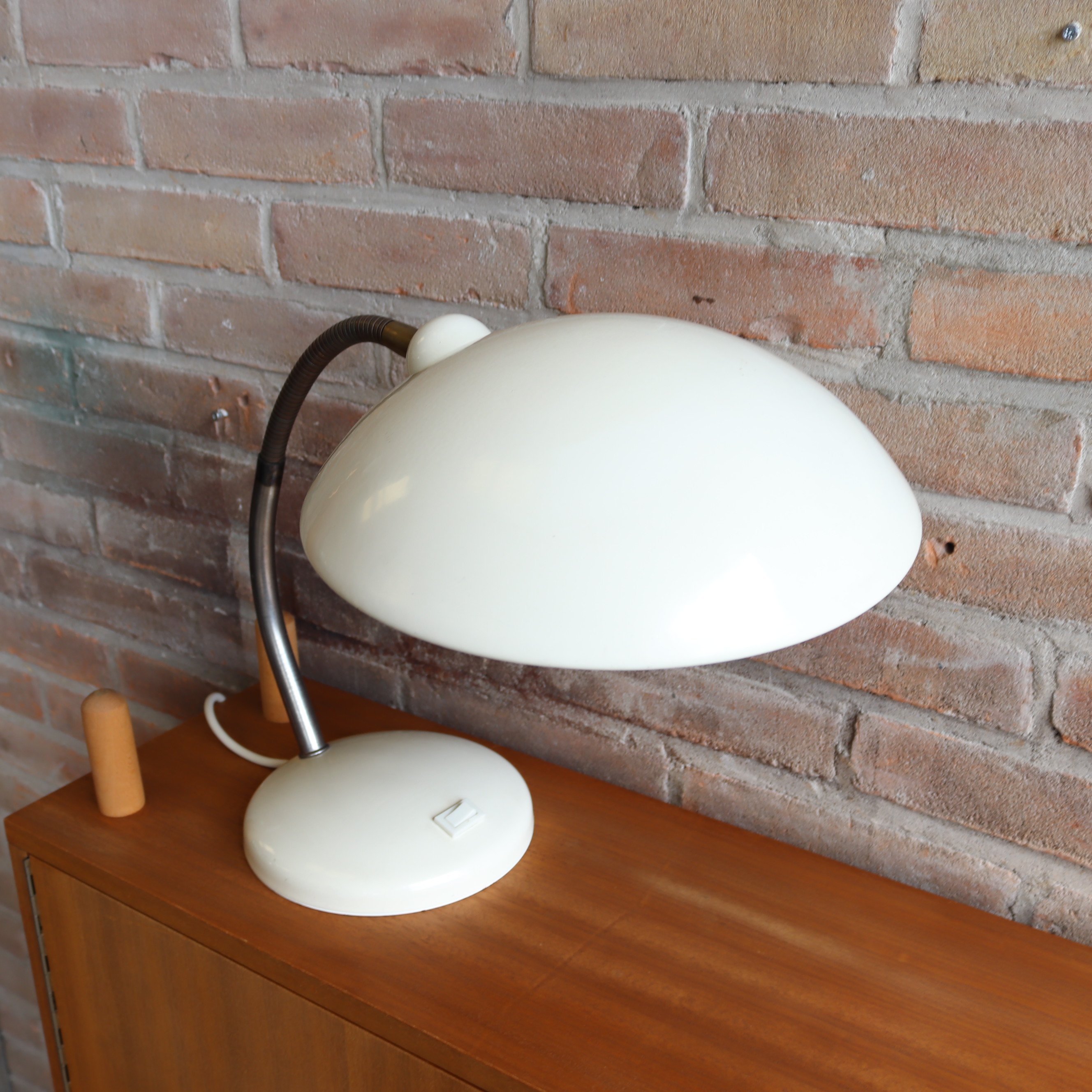 Vintage bureaulamp grote ronde kap metaal wit