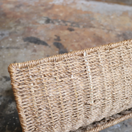 Vintage rotan lectuurmand met metalen handvaten