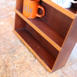 Vintage wandkastje donker hout keuken mokken