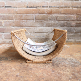Vintage rotan lectuurmand met metalen handvaten