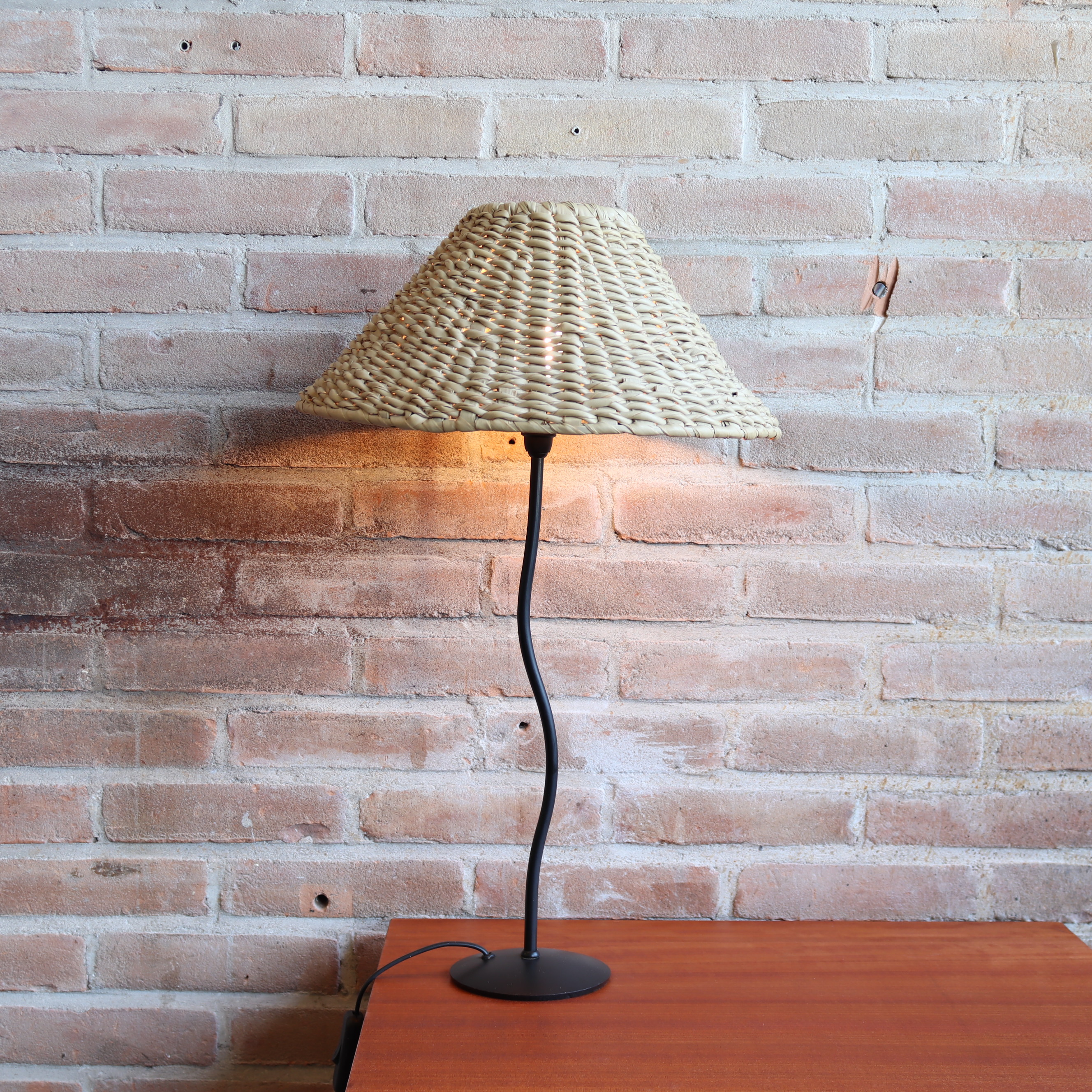 Vintage 80s postmodern golvend wavy lampen voet zwart riet