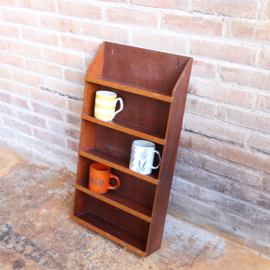 Vintage wandkastje donker hout keuken mokken