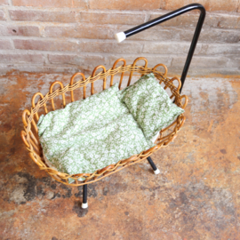 vintage  poppenwieg rotan jaren 70