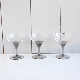 Vintage glazen coupe glazen met rookglas gedraaid voetje