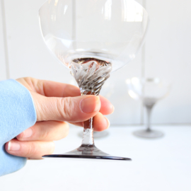 Vintage glazen coupe glazen met rookglas gedraaid voetje