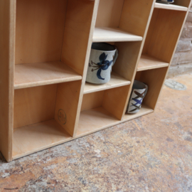 Vintage wandkastje licht hout keuken mokken