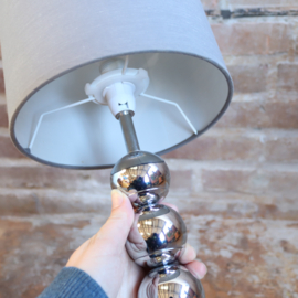 Chroom kleurig zilver bollen tafel lamp met kap