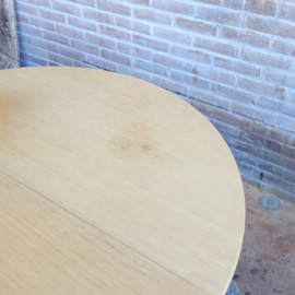 Vintage eettafel rond uitschuifbaar ovaal kruispoot
