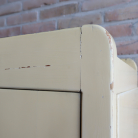 Vintage kledingkast licht geel babykamer