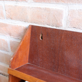Vintage wandkastje donker hout keuken mokken