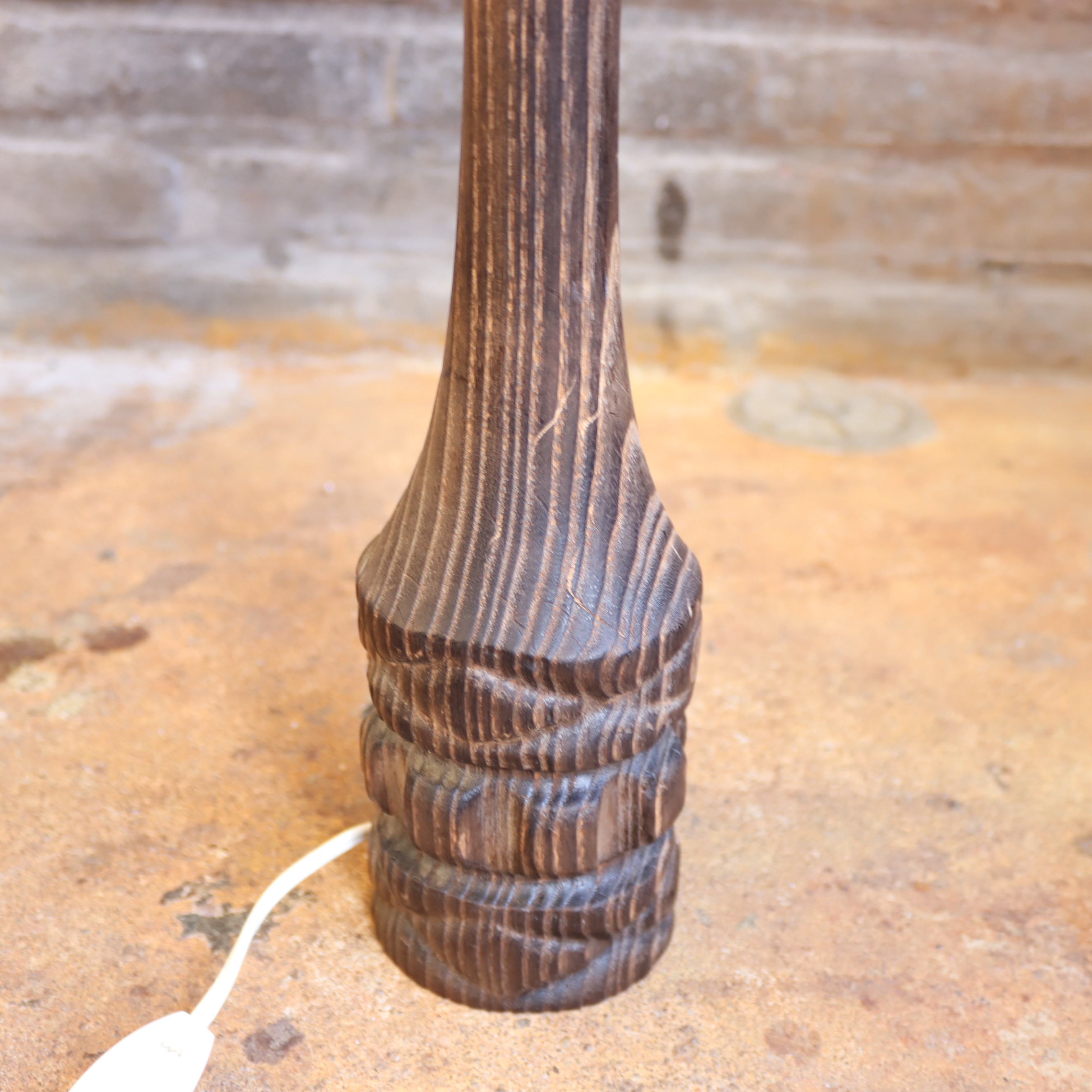 Vintage houten lamp voet met donker groene lampenkap
