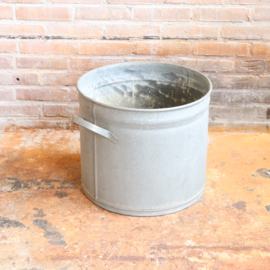 Vintage oude zinken pot teil buiten