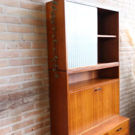 Vintage kast hoog smal ondiep glazen deurtjes