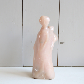 Handgemaakt beeld roze moeder met kinderen