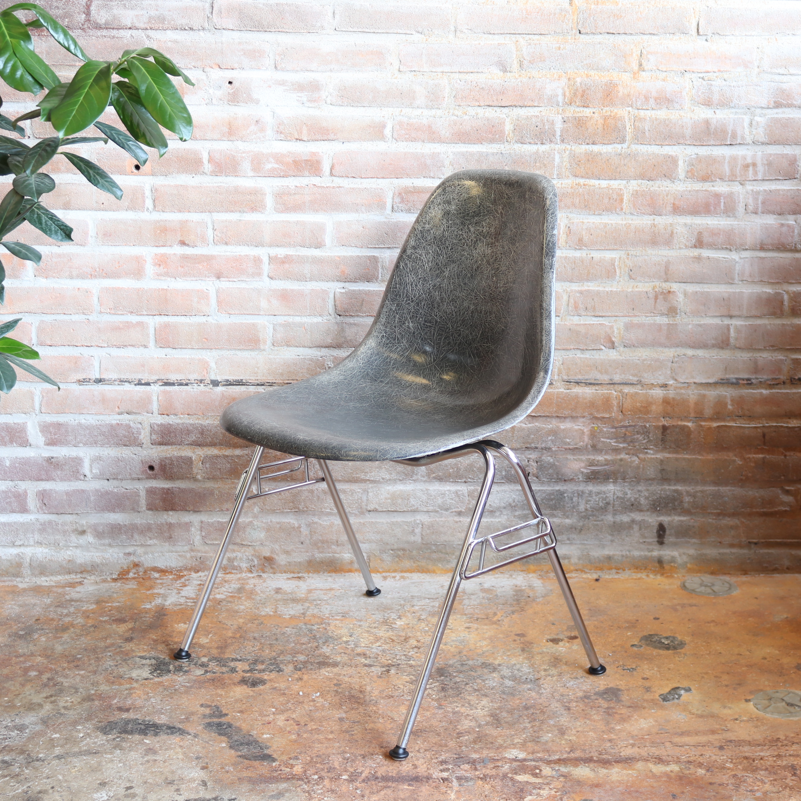 Vintage Eames fiberglas stoel grijs