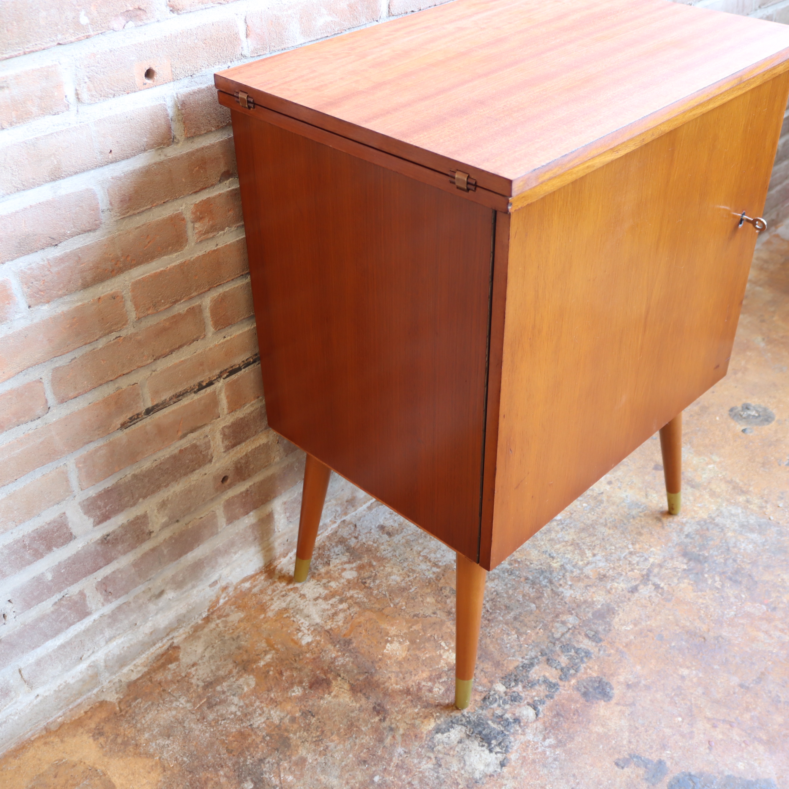 Vintage kast platenspeler (oud naaikastje)