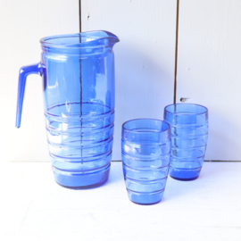 Vintage karaf met waterglazen blauw glas