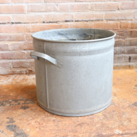 Vintage oude zinken pot teil buiten