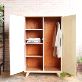 Vintage kledingkast  creme beige