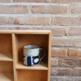Vintage wandkastje licht hout keuken mokken