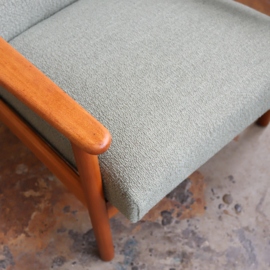 Vintage fauteuil gestoffeerd in groen